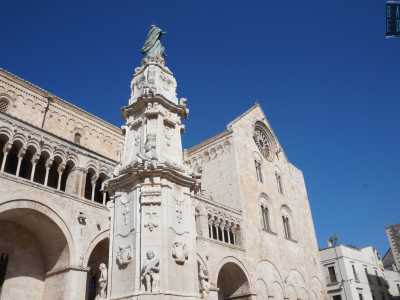 Proseguiamo fino a imboccare via Cattedrale, l� dove scorgiamo la maestosa chiesa romanica di Maria Assunta, risalente all�XI secolo